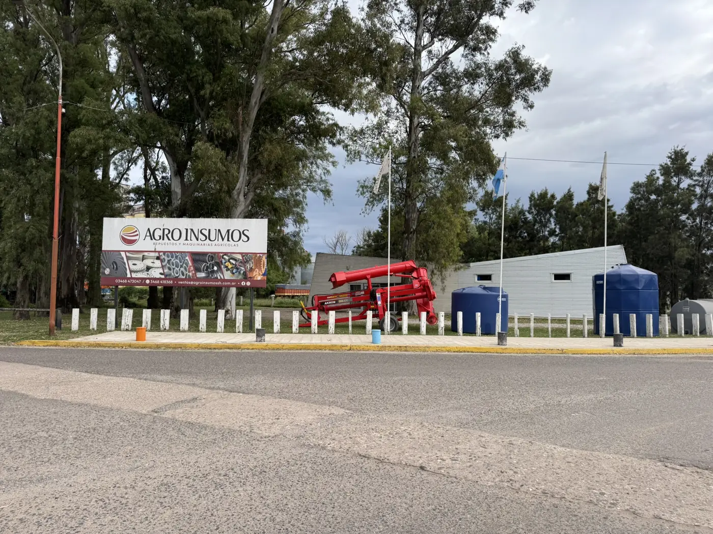 Cartel y predio de Agro Insumos sobre Av. Perón, Monte Maíz